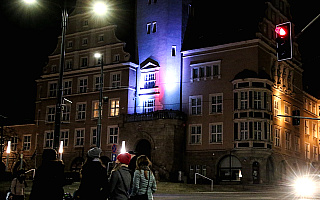 Olsztyn przyłączył się do akcji Światło dla Białorusi. Na ratuszu pojawiły się historyczne barwy flagi, symbol walki z reżimem